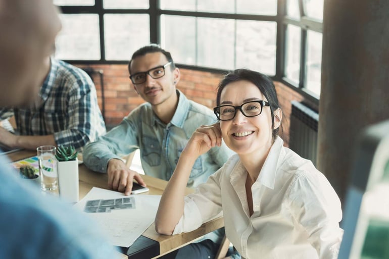 audience-listening-to-speaker-at-business-meeting-WYSD5CF-min