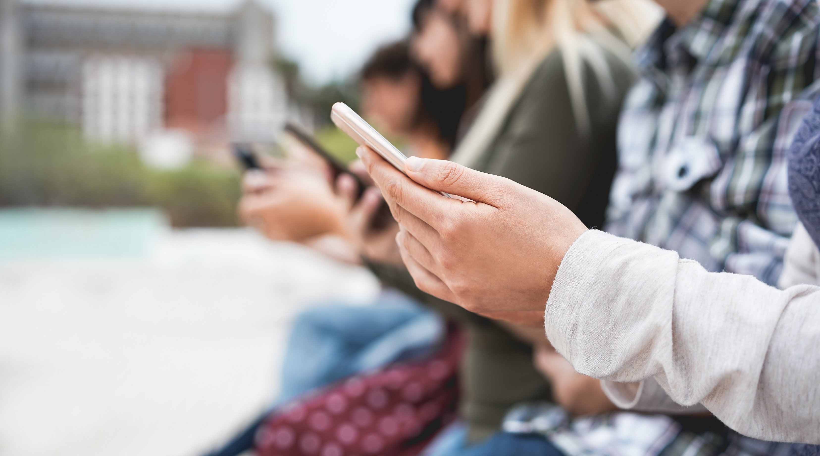 group-of-friends-watching-smart-mobile-phones-teen-42AYD7S-3
