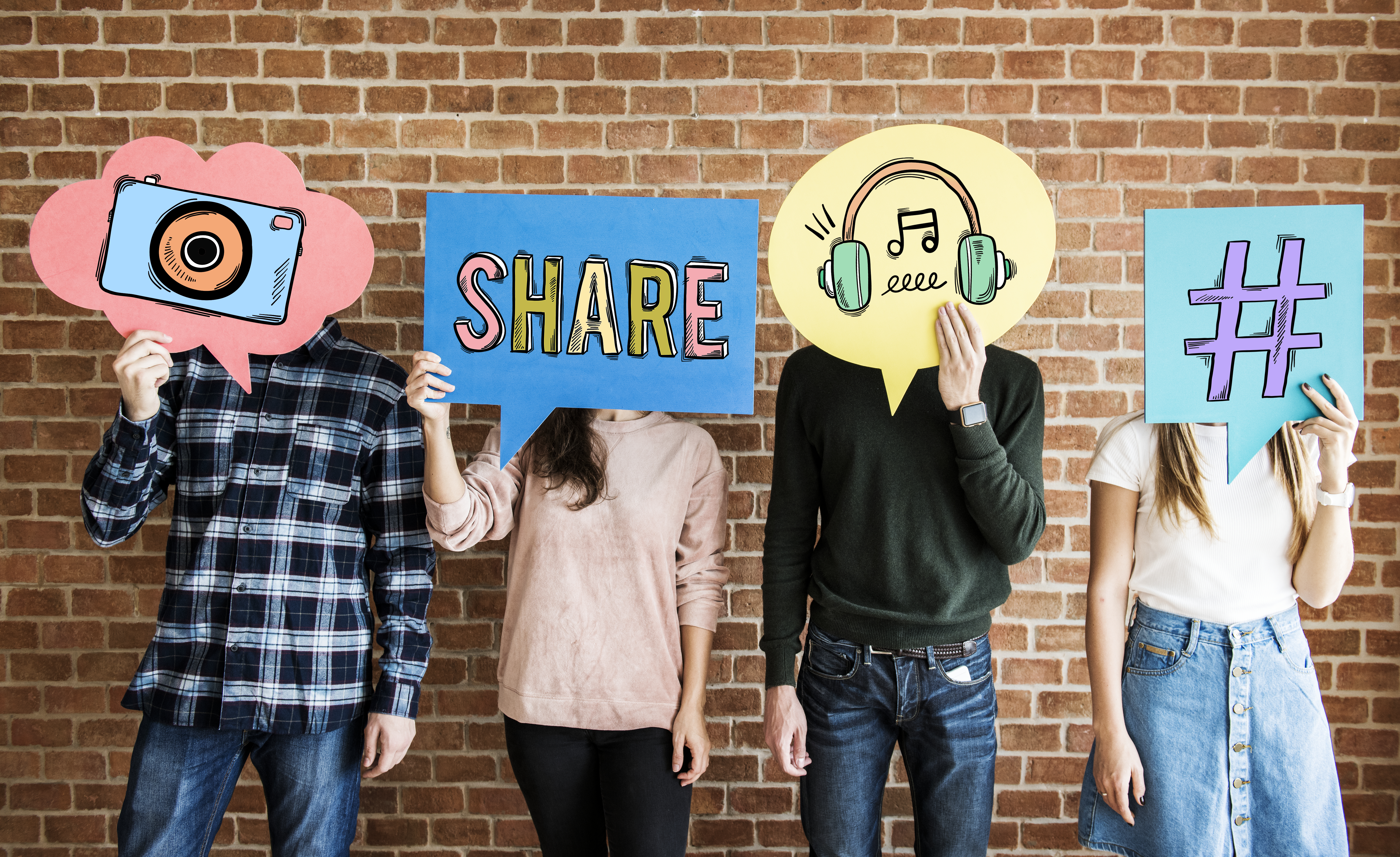 friends-holding-up-thought-bubbles-with-social-PA57UUK